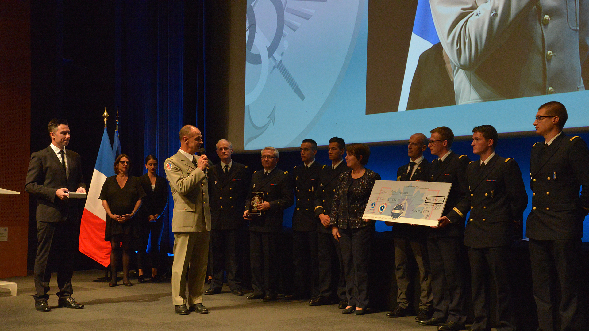 ENSTA Bretagne : Remise d'un chèque de l'association Esprit IETA à l'association le bleuet de France pendant le trophée des champions 