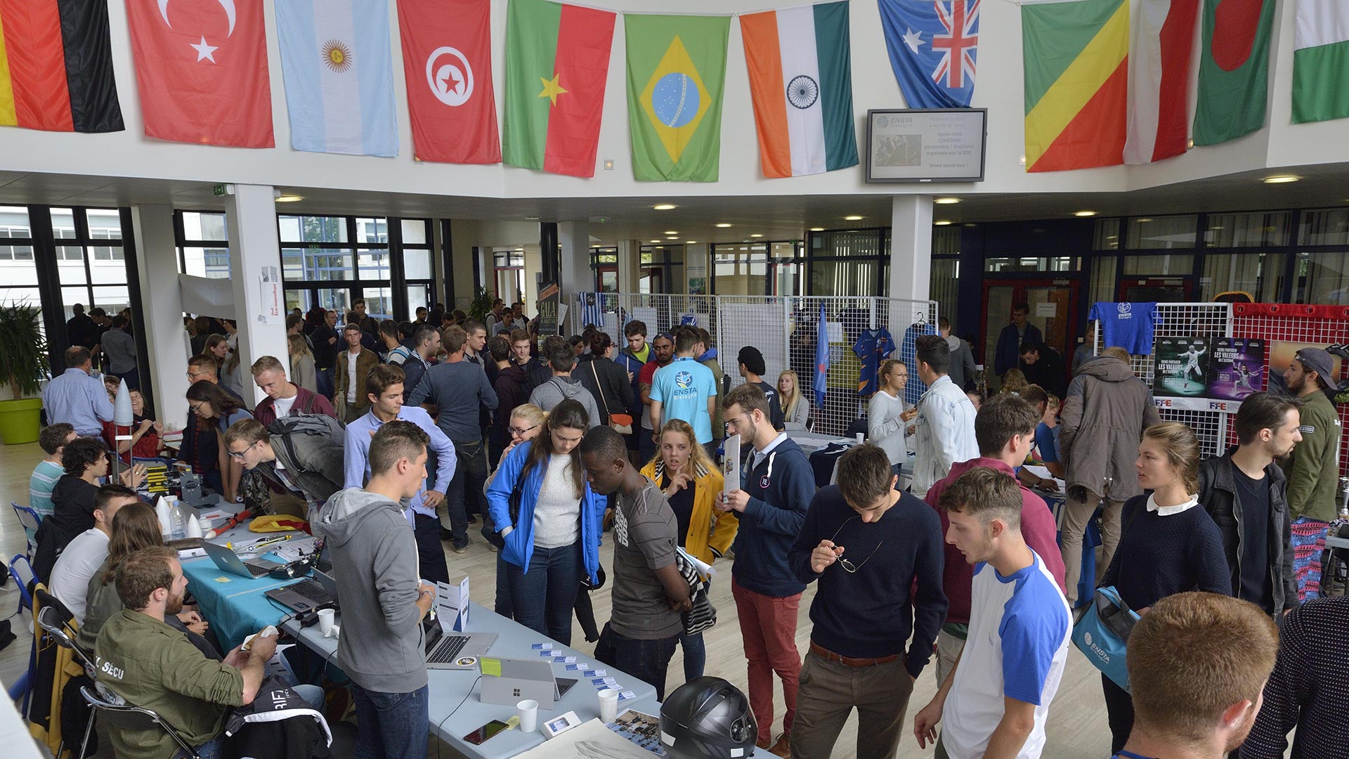 ENSTA Bretagne : présentation des clubs et associations étudiants à la rentrée aux nouveaux étudiants ingénieurs