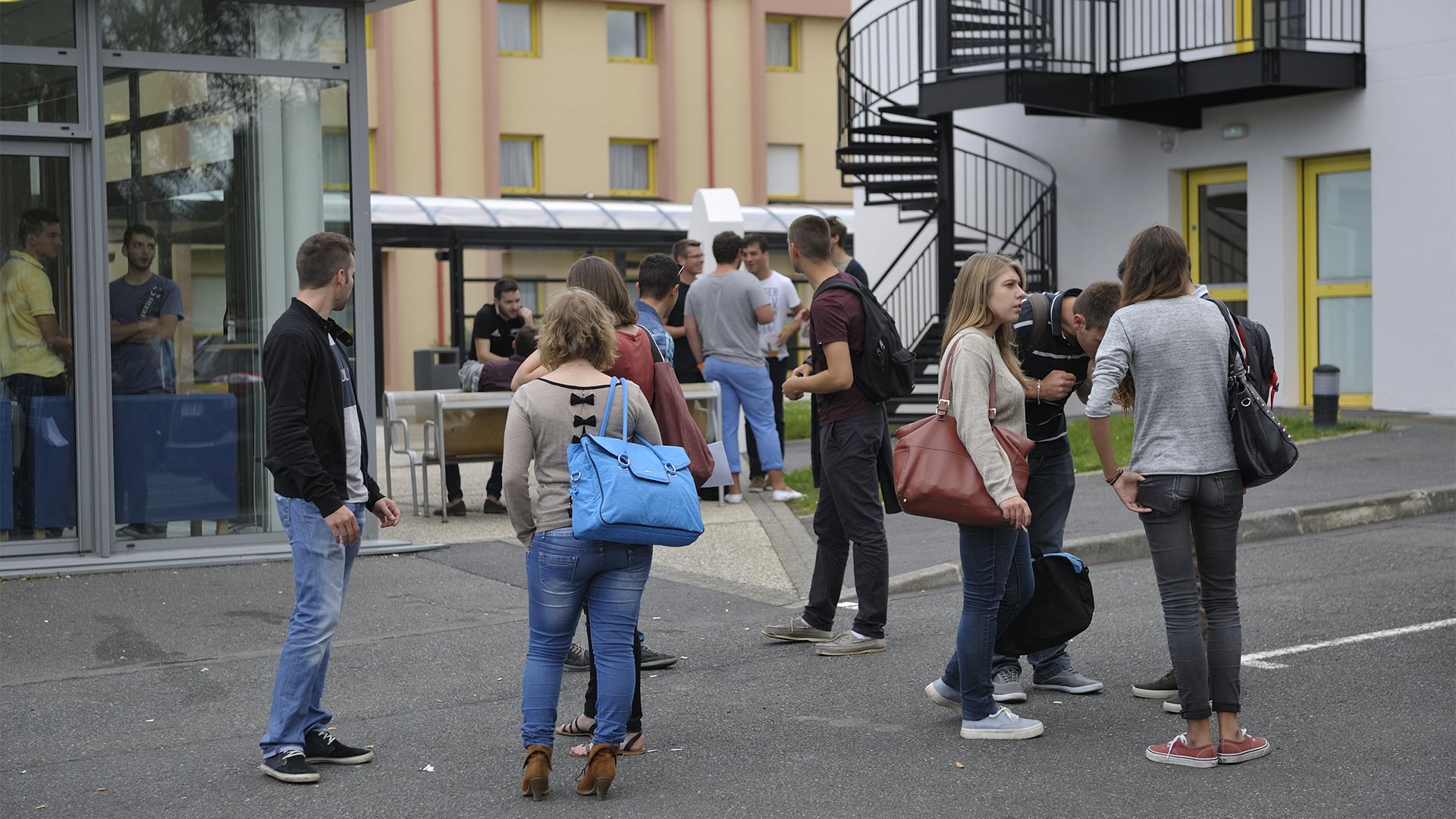 ENSTA Bretagne : groupe d'étudiants devant la maison des élèves