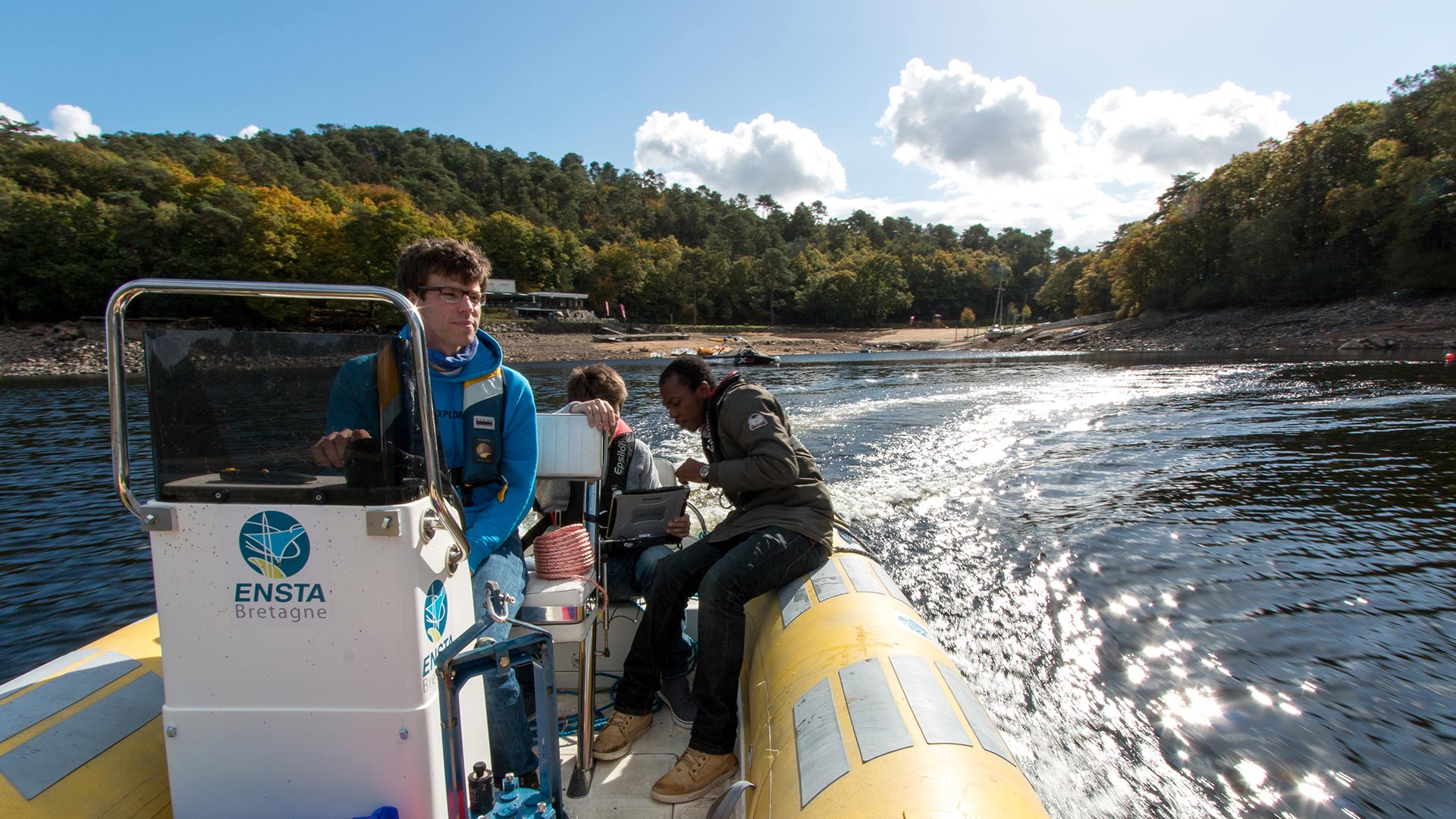 ENSTA Bretahne : projet de terrain pluridisciplinaire en hydrographie et robotique sur le lac de Guerlédan