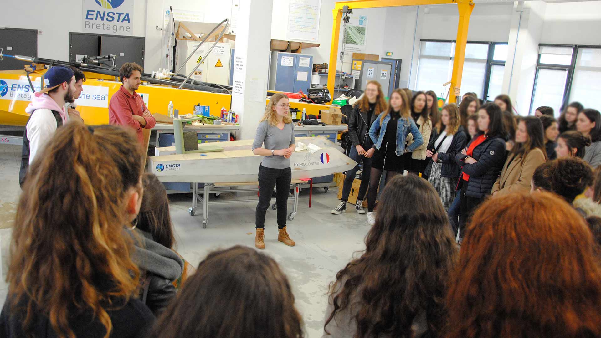 ENSTA Bretagne : Présentation du club HydroContest devant des lycéennes