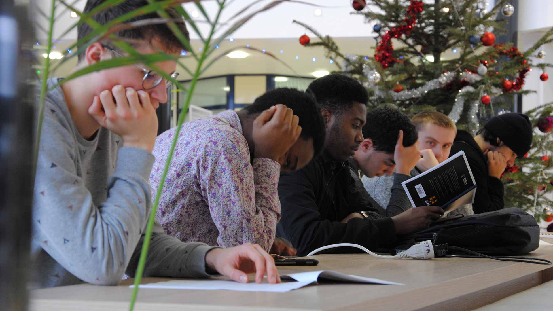 ENSTA Bretagne : lecture de nouvelles en anglais par les élèves-ingénieurs