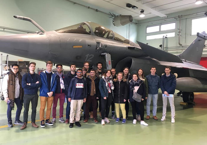 ENSTA Bretagne : Photo devant un rafale du club ENSTAéro Bretagne lors de la visite base aéronavale