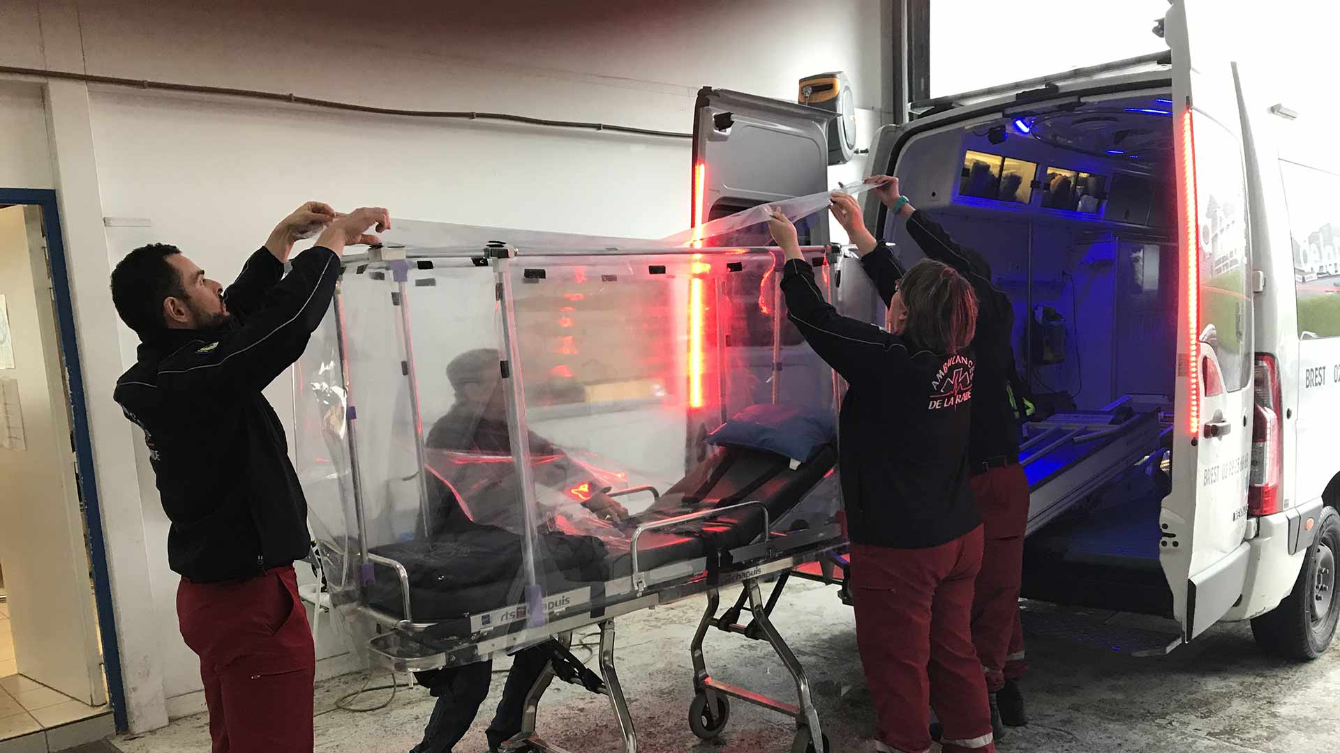 ENSTA Bretagne : premiers essais du prototype d'enceinte de protection par les ambulanciers