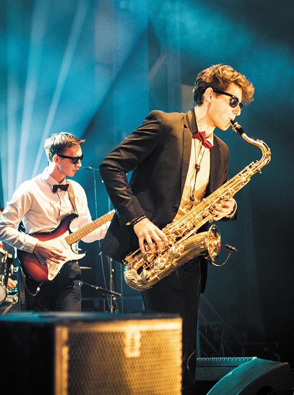 ENSTA Bretagne : concert du club musique avec saxophoniste lors du gala