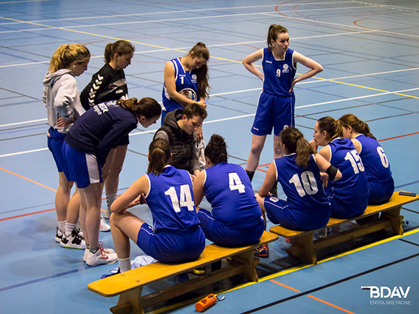 ENSTA Bretagne : Conseils du coach pendant un match de basket féminin