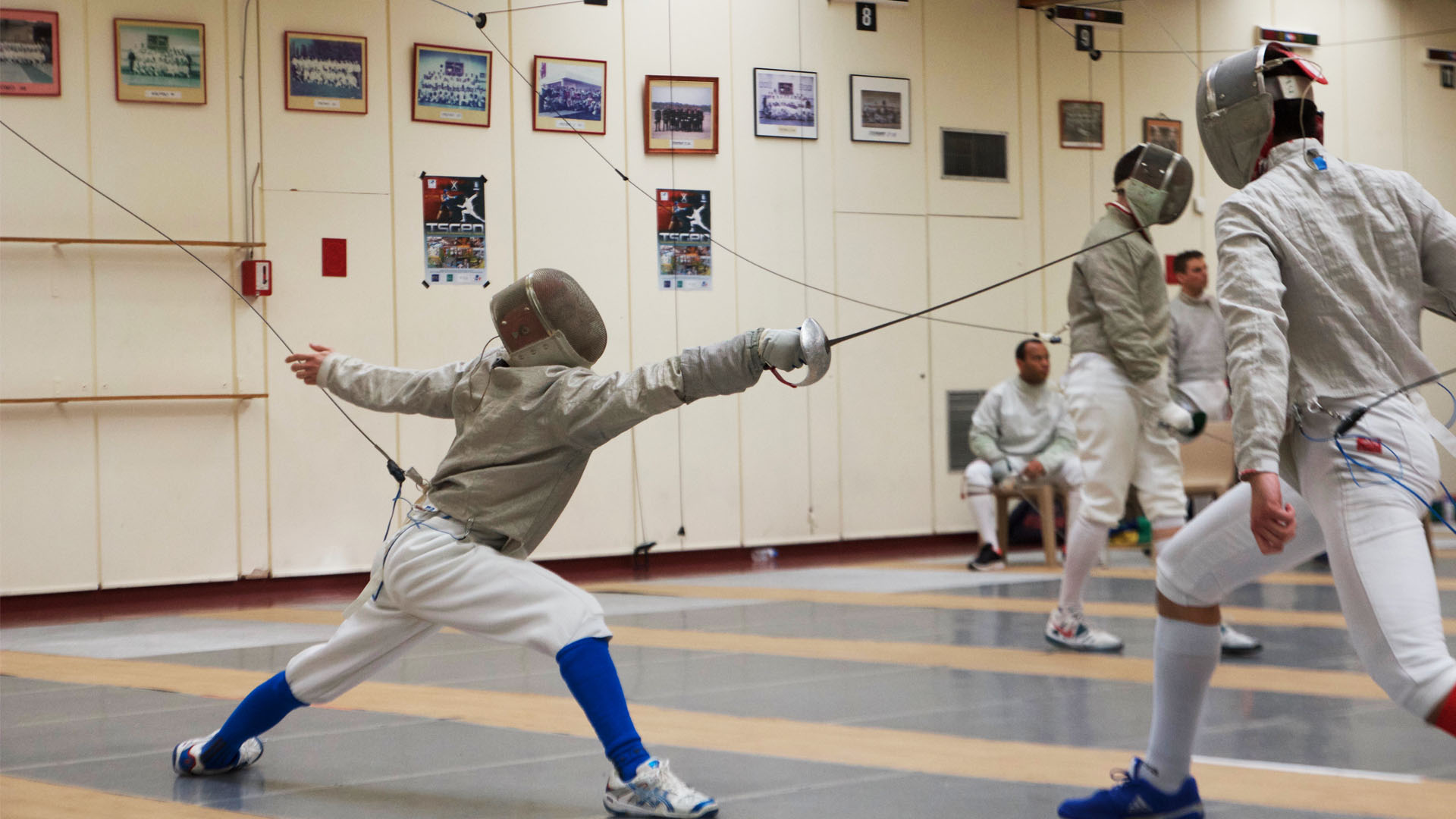 Eleves-ingénieurs pratiquant l'escrime à l'ENSTA Bretagne. Ils ont l’épée, le fleuret et le sabre.