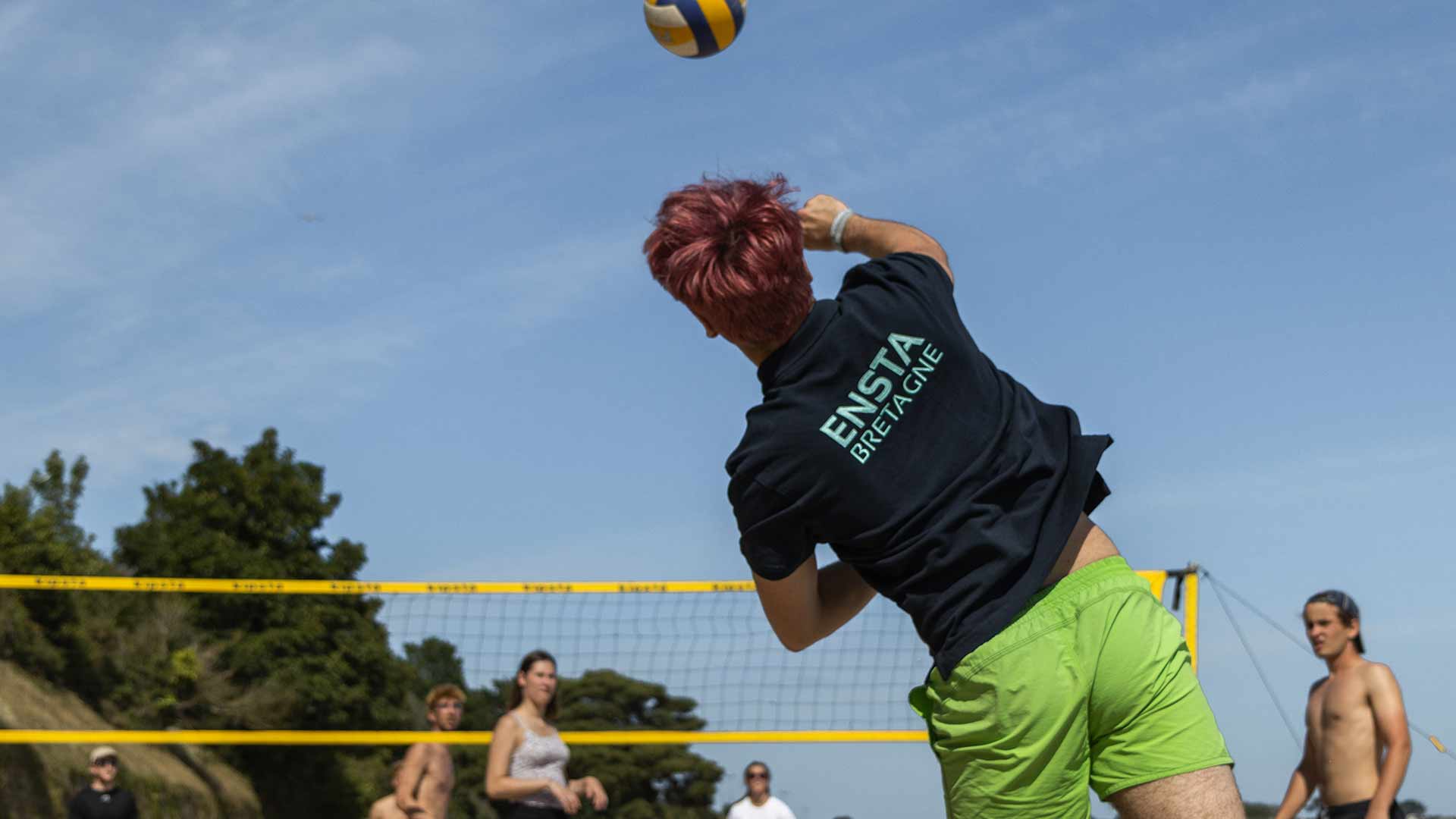 ENSTA Bretagne : Match de beach volley sur la plage du Moulin Blanc à Brest