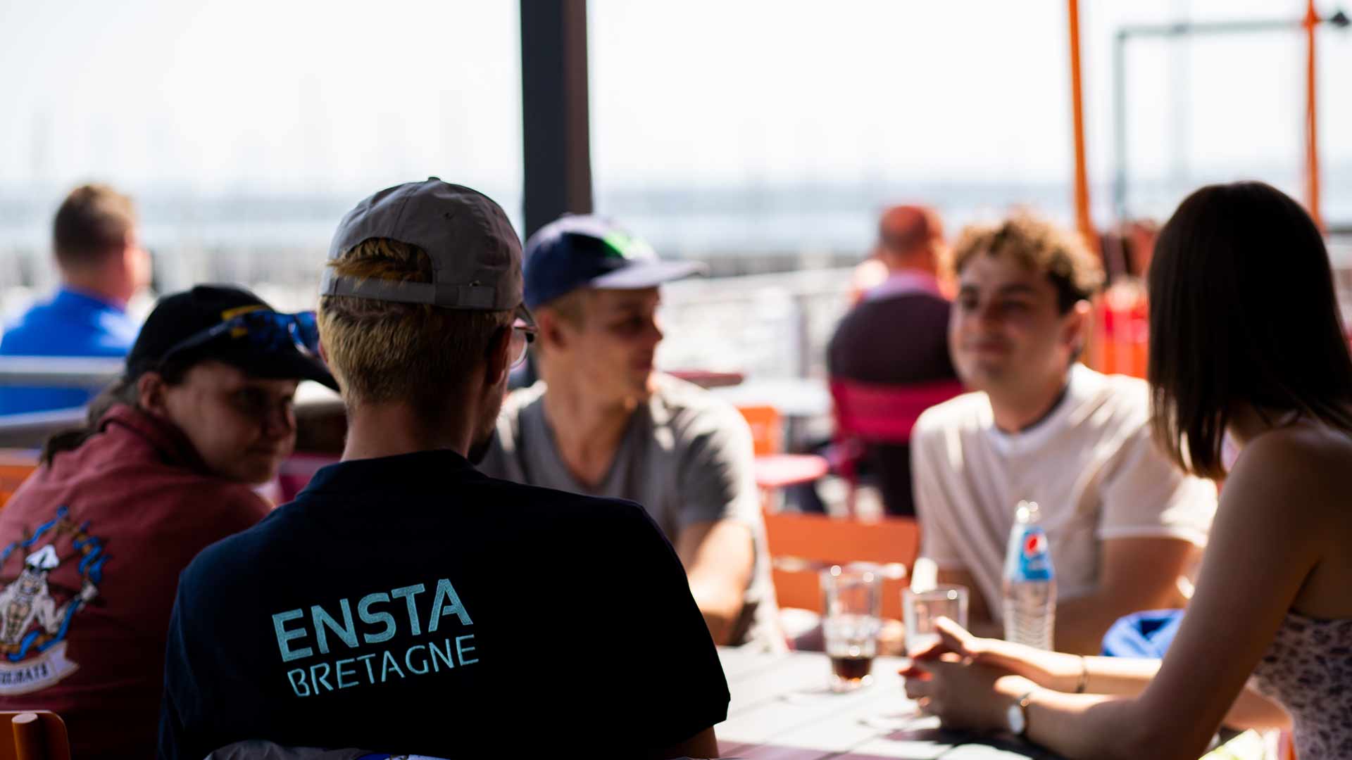 ENSTA Bretagne : Etudiants en terrasse avec vue sur le port du château 