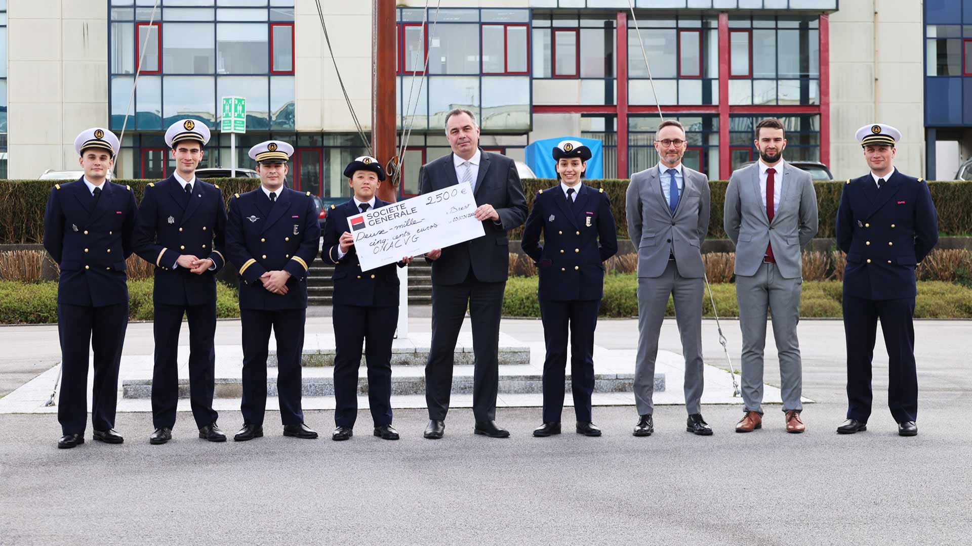 ENSTA Bretagne : remise d'un don de 2500€ en faveur des blessés de guerre par l'association Esprit IETA