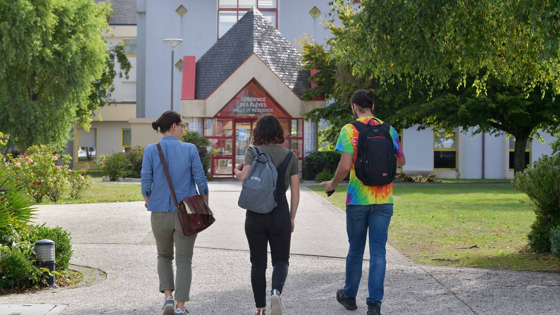 ENSTA Bretagne : étudiants se dirigeant vers la résidence des élèves