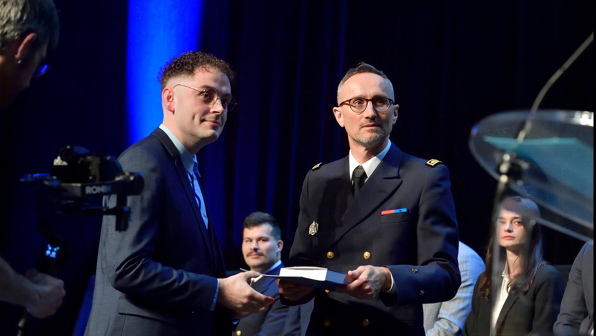 ENSTA Bretagne : cérémonie de remise des diplômes promotion 2022 - Jeune ingénieur recevant son diplôme