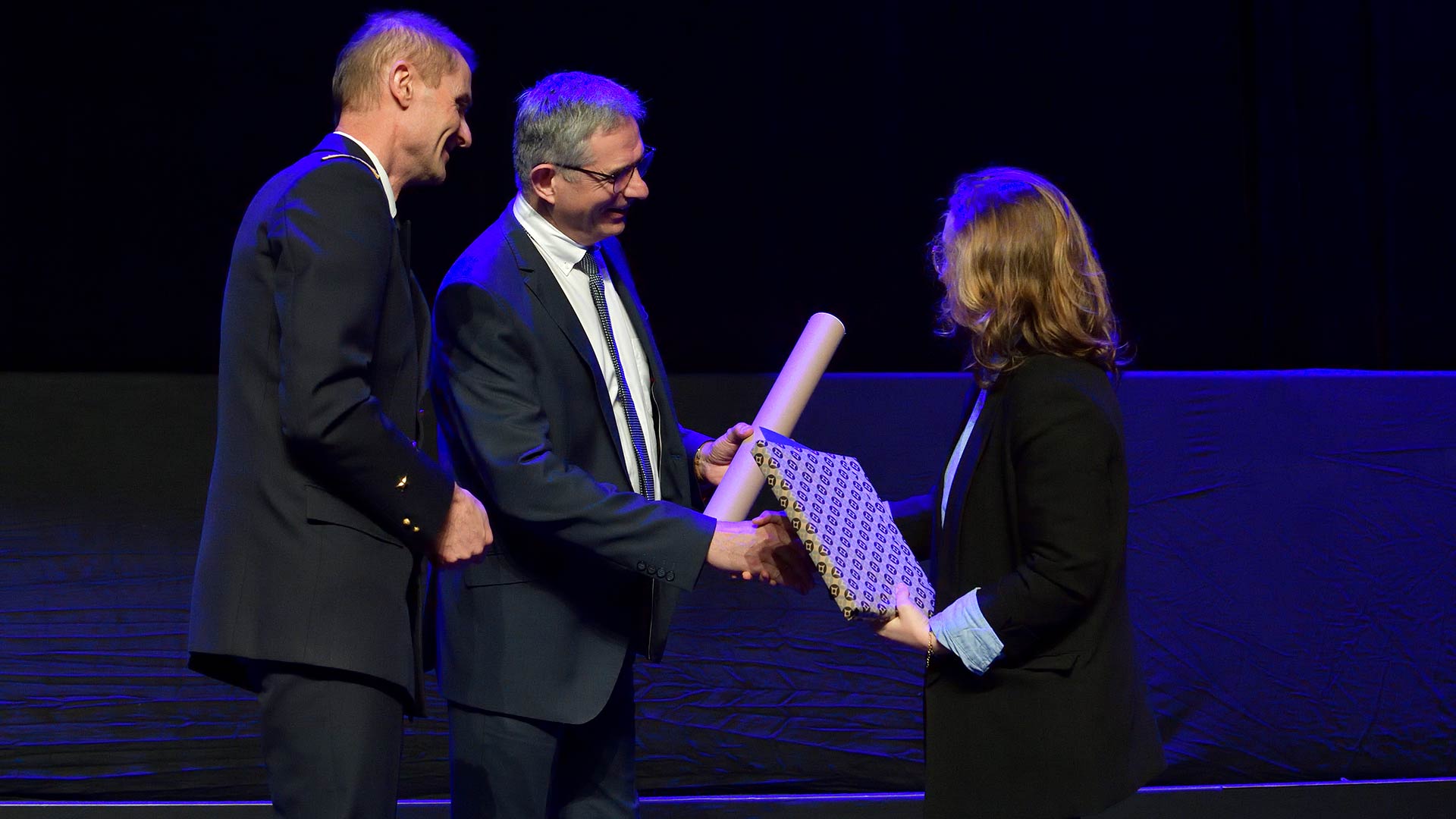 ENSTA Bretagne : remise des diplômes à la promotion 2022, Tyméa reçoit le prix scientifique remis par le directeur du SHOM