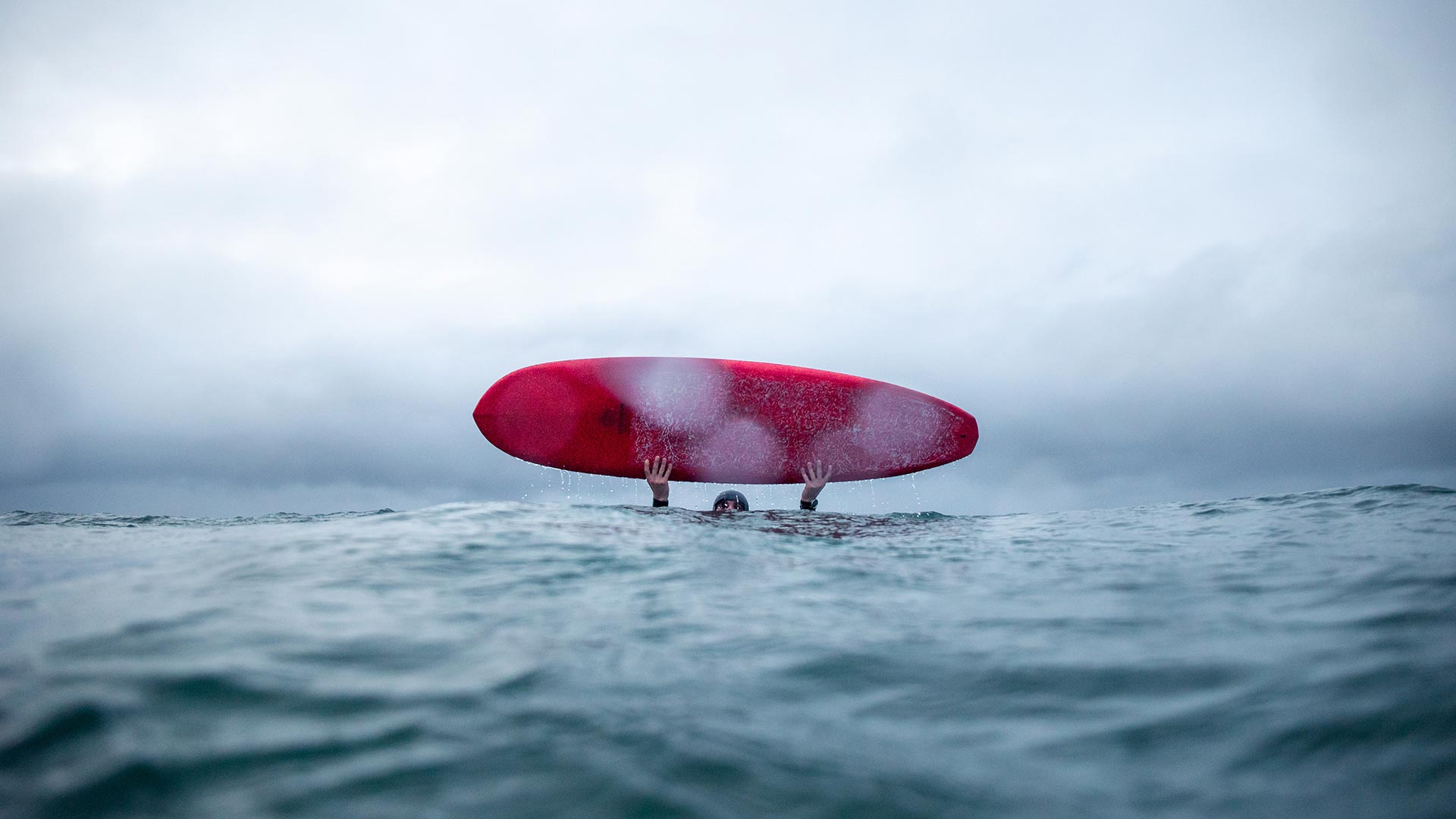 ENSTA Bretagne : étudiant ingénieur du club Yetishape avec sa planche de surf en mer d'Iroise
