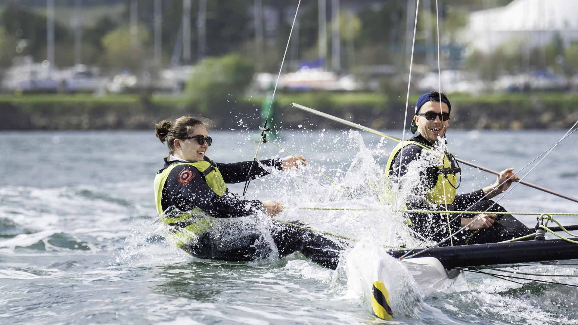 ENSTA Bretagne : une étudiante et un étudiant pratiquent le catamaran au Moulin Blanc à Brest