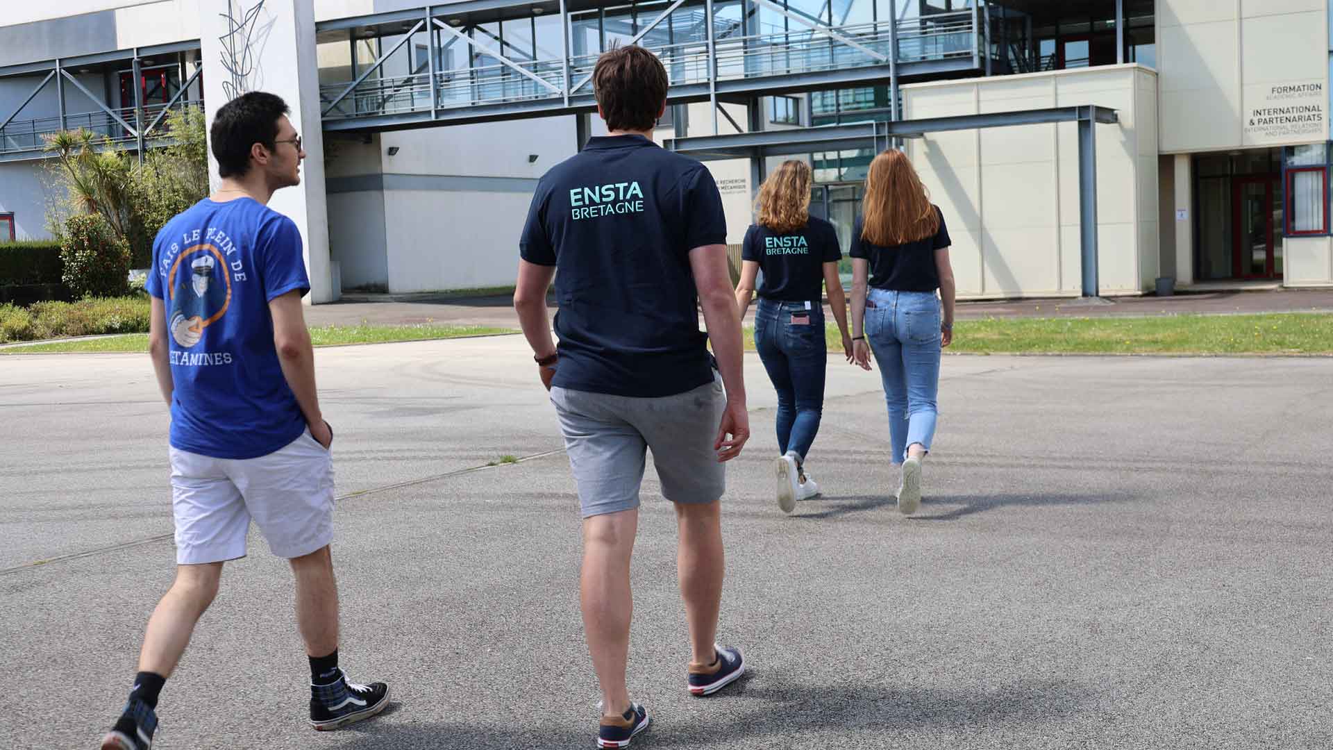 ENSTA Bretagne : groupe d'élèves sur le campus