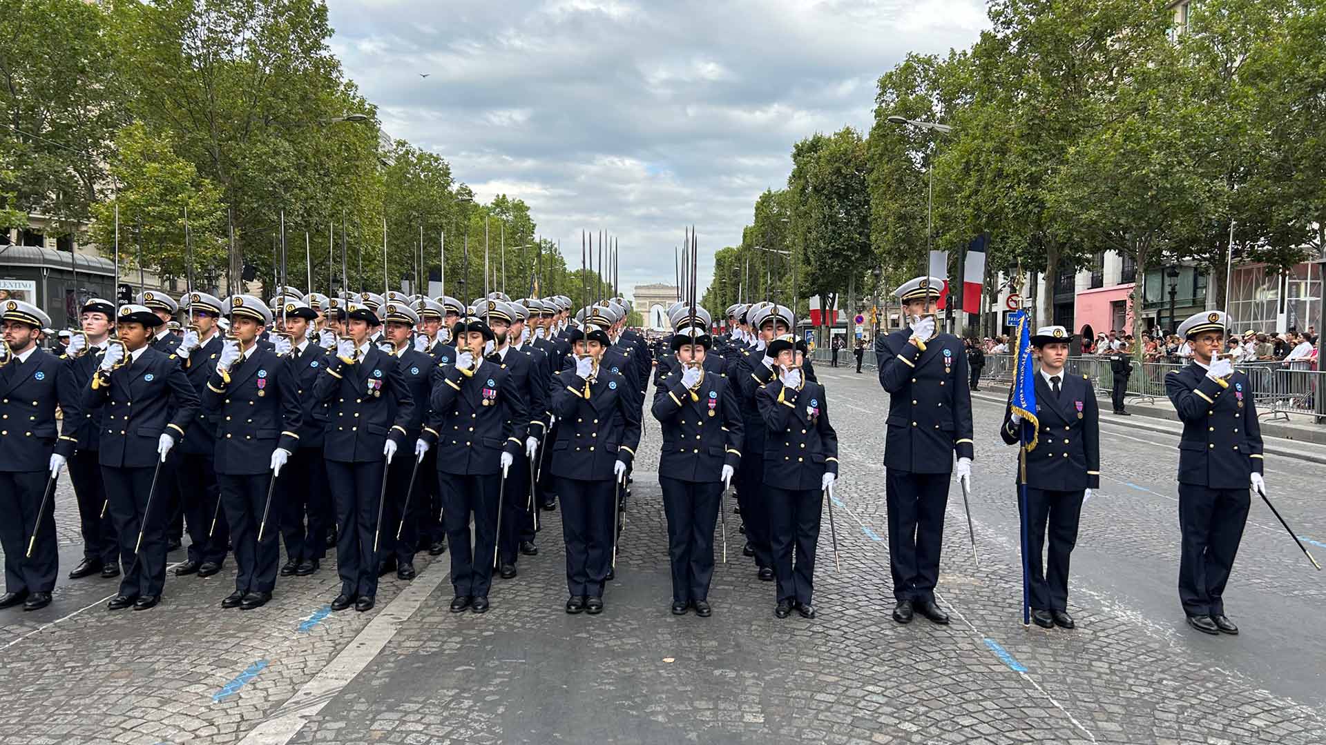 ENSTA Bretagne : Eleves IETA sur les Champs Elysées