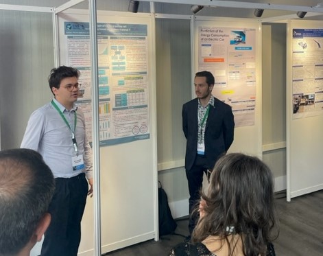 ENSTA Bretagne Maxime et Thomas présentent leur poster au SIA Powertrain