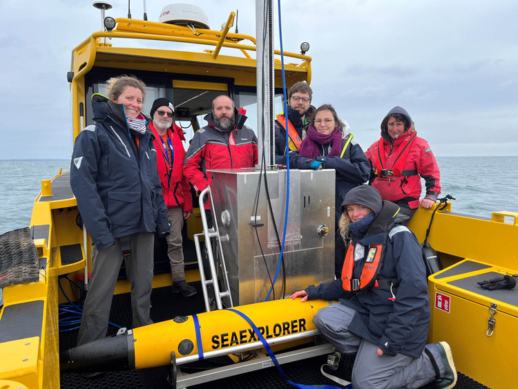 ENSTA Bretagne : L'équipe de chercheurs ENSTA Bretagne spécialisés en acoustique passive à bord de la Mélité pour une première prise en main du glider