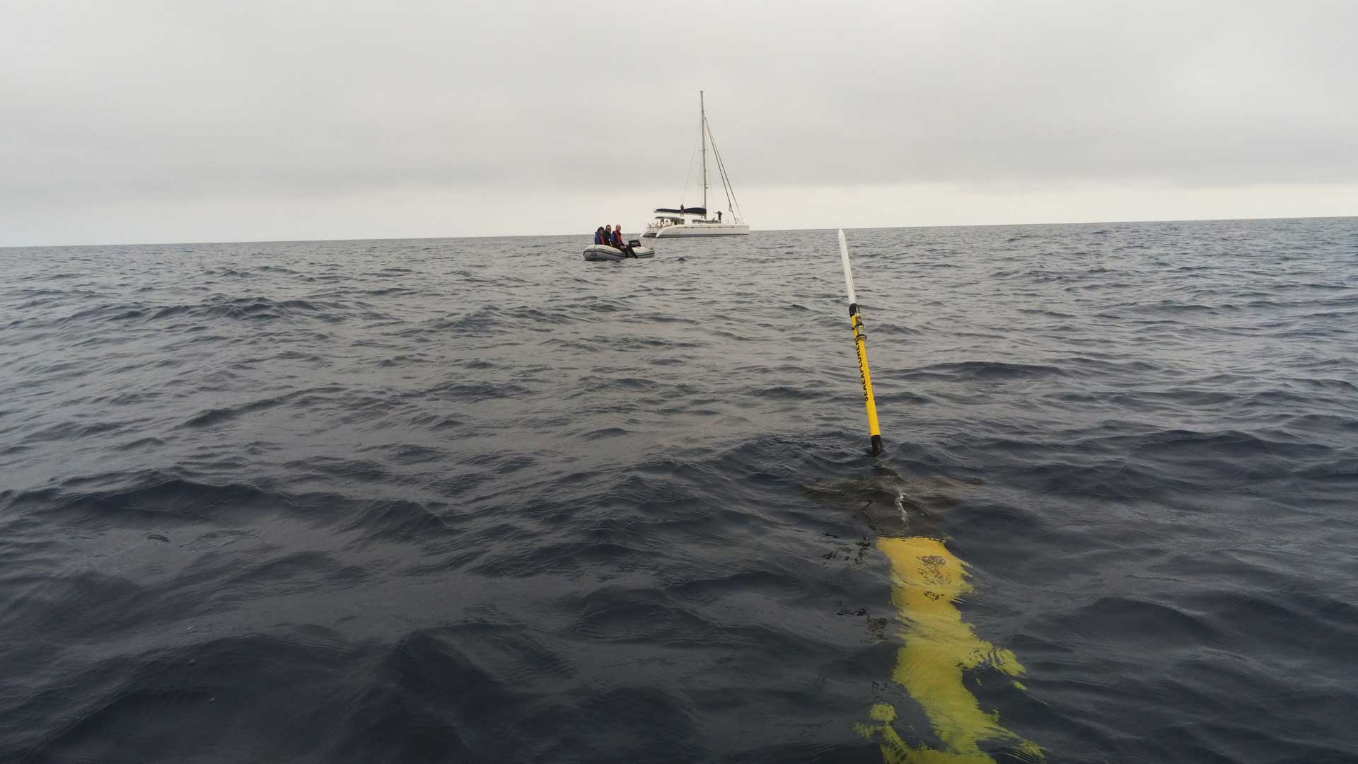 ENSTA Bretagne : déploiement du glider depuis le voilier Skravik dans le Golfe de Gascogne