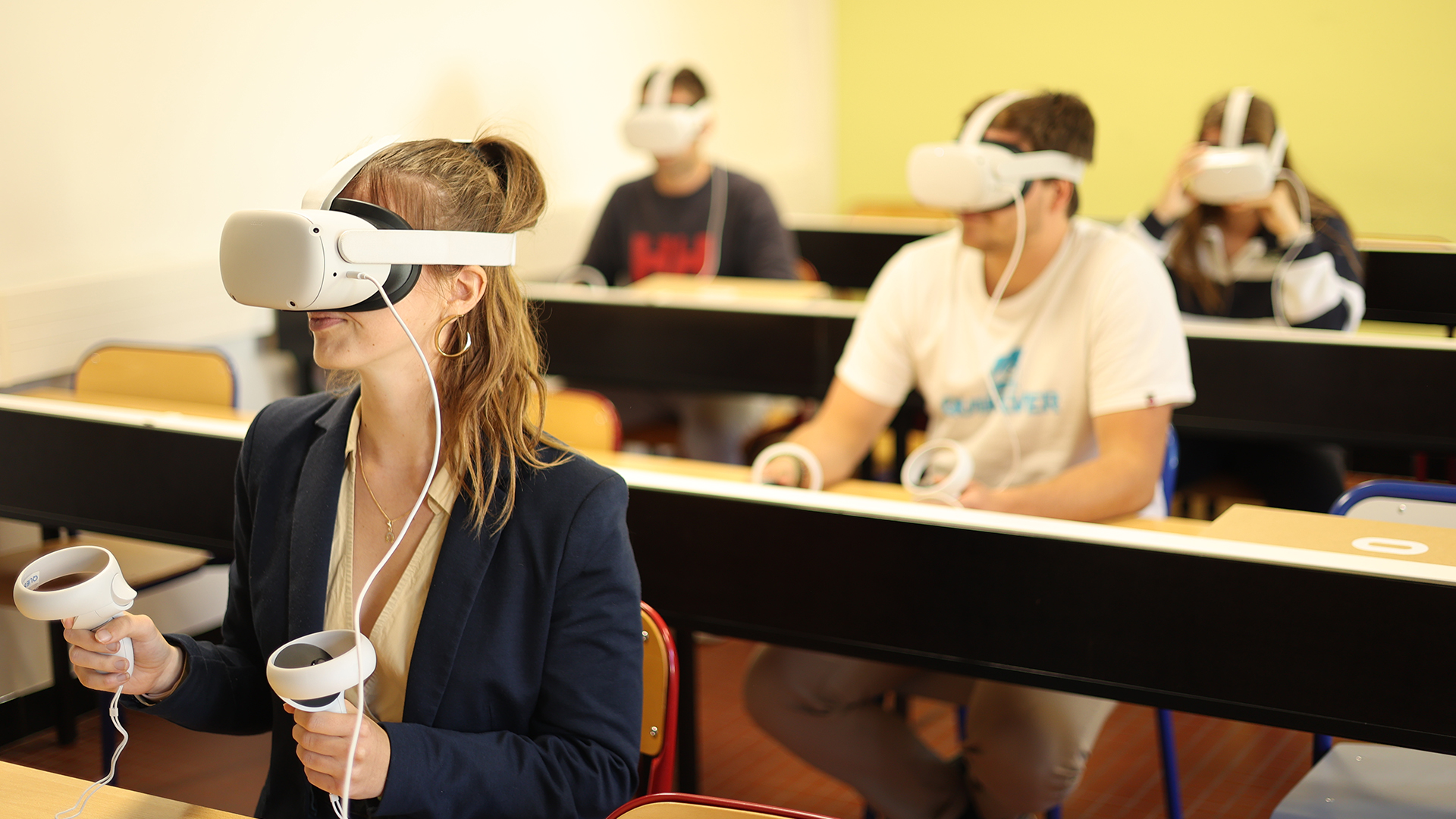 Les élèves utilisent les casques de réalité virtuelle