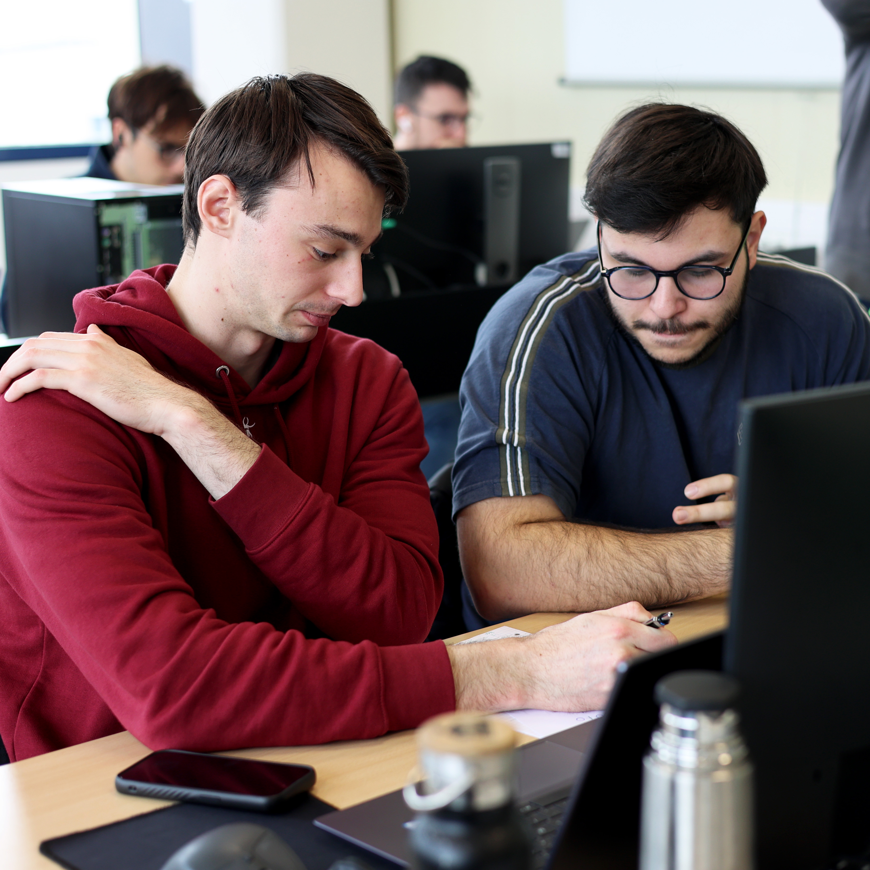 ENSTA Bretagne : Etudiants-ingénieurs qui travaillent en groupe sur le projet de robot Photographique