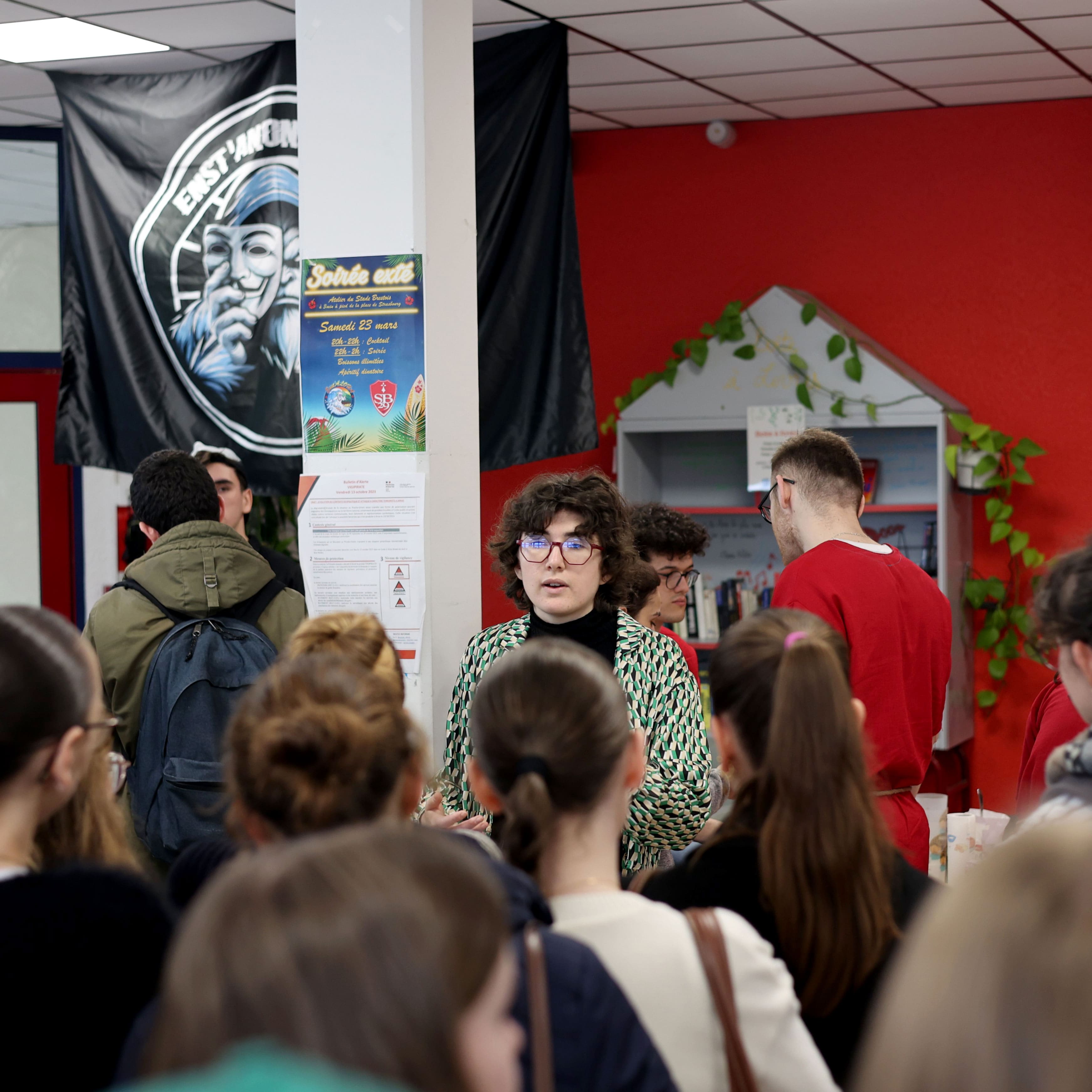 Présentation de l'école et des clubs étudiants à la cafét