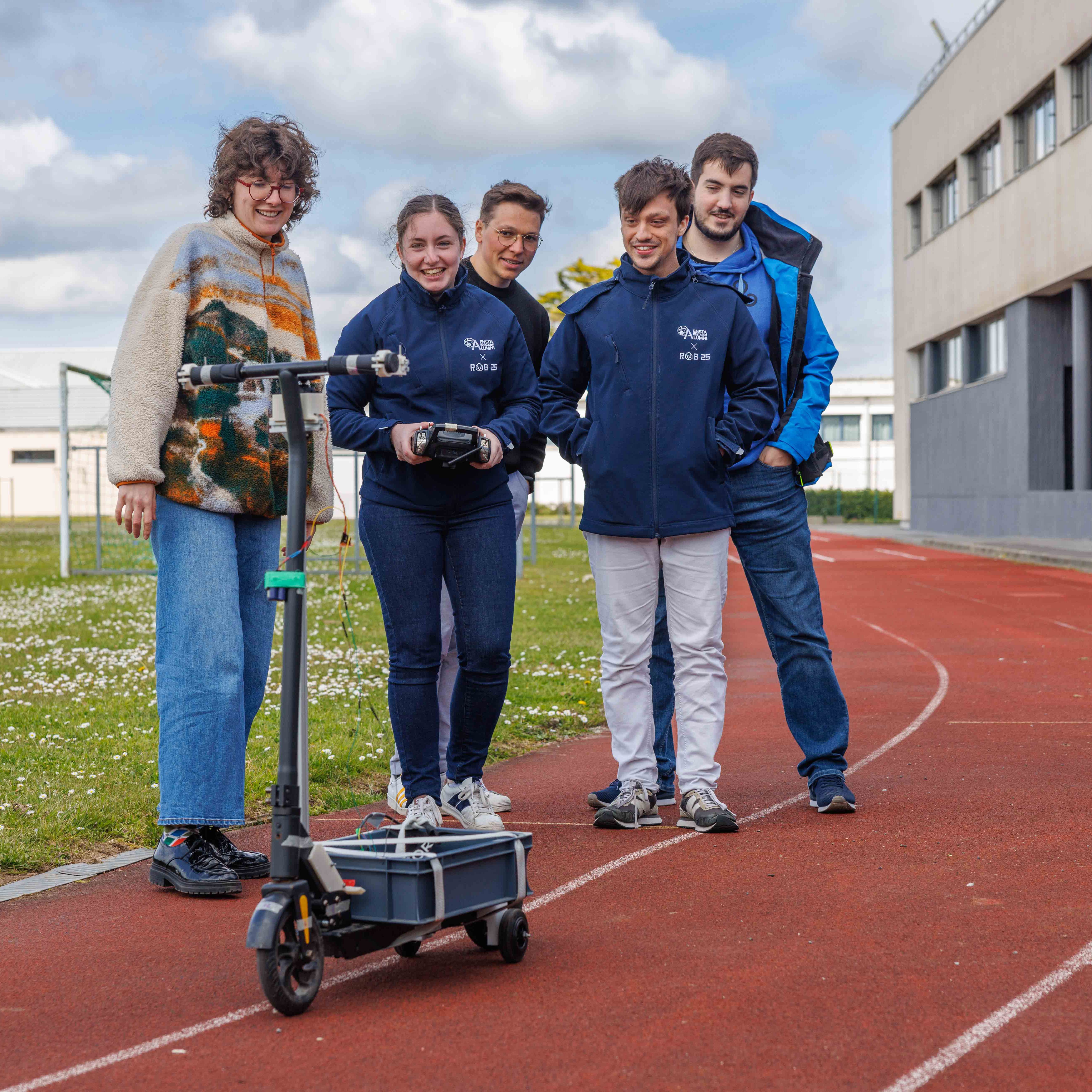 Les étudiants testent leur trottinette téléguidée