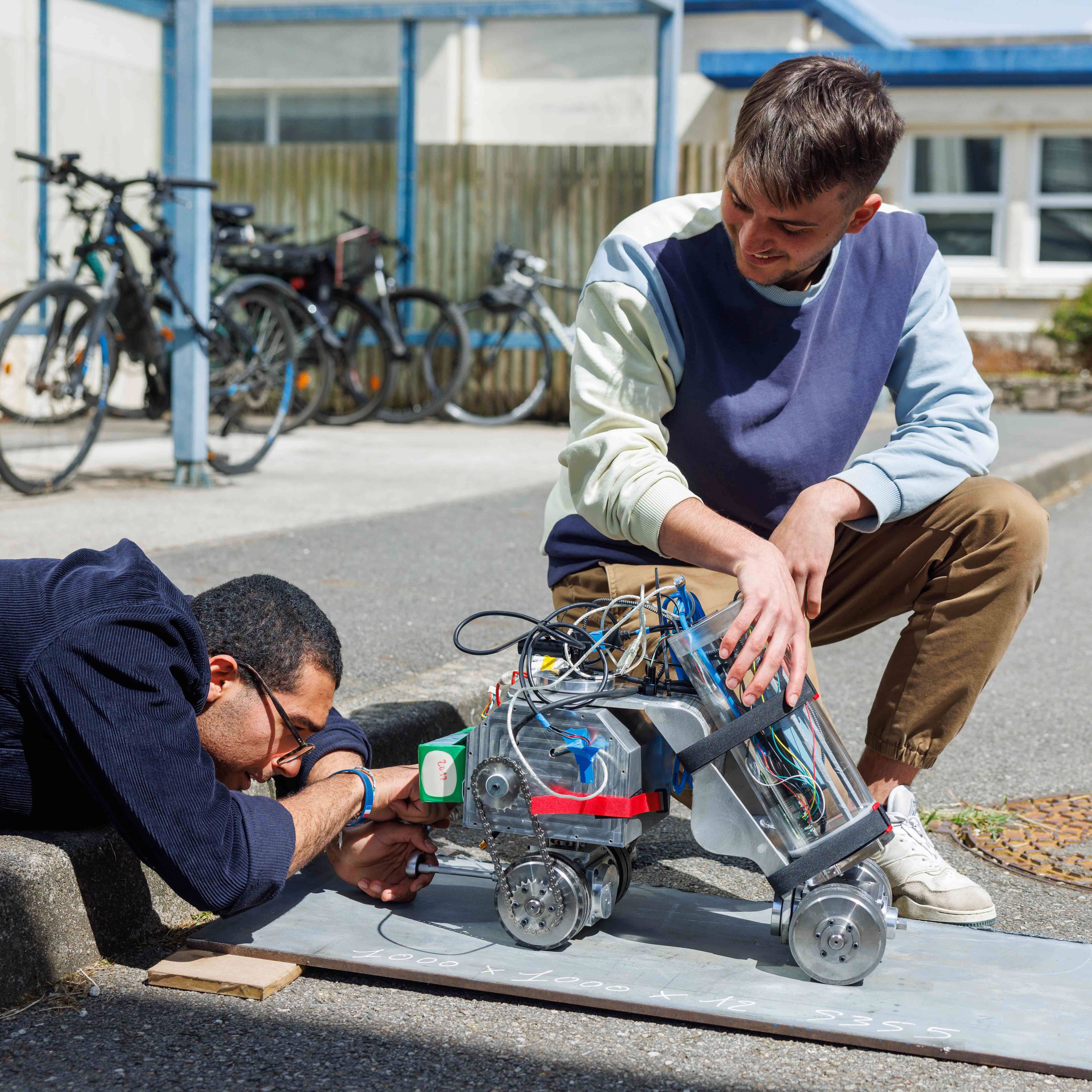 Les étudiants testent leur robot magnétique sur une plaque en acier