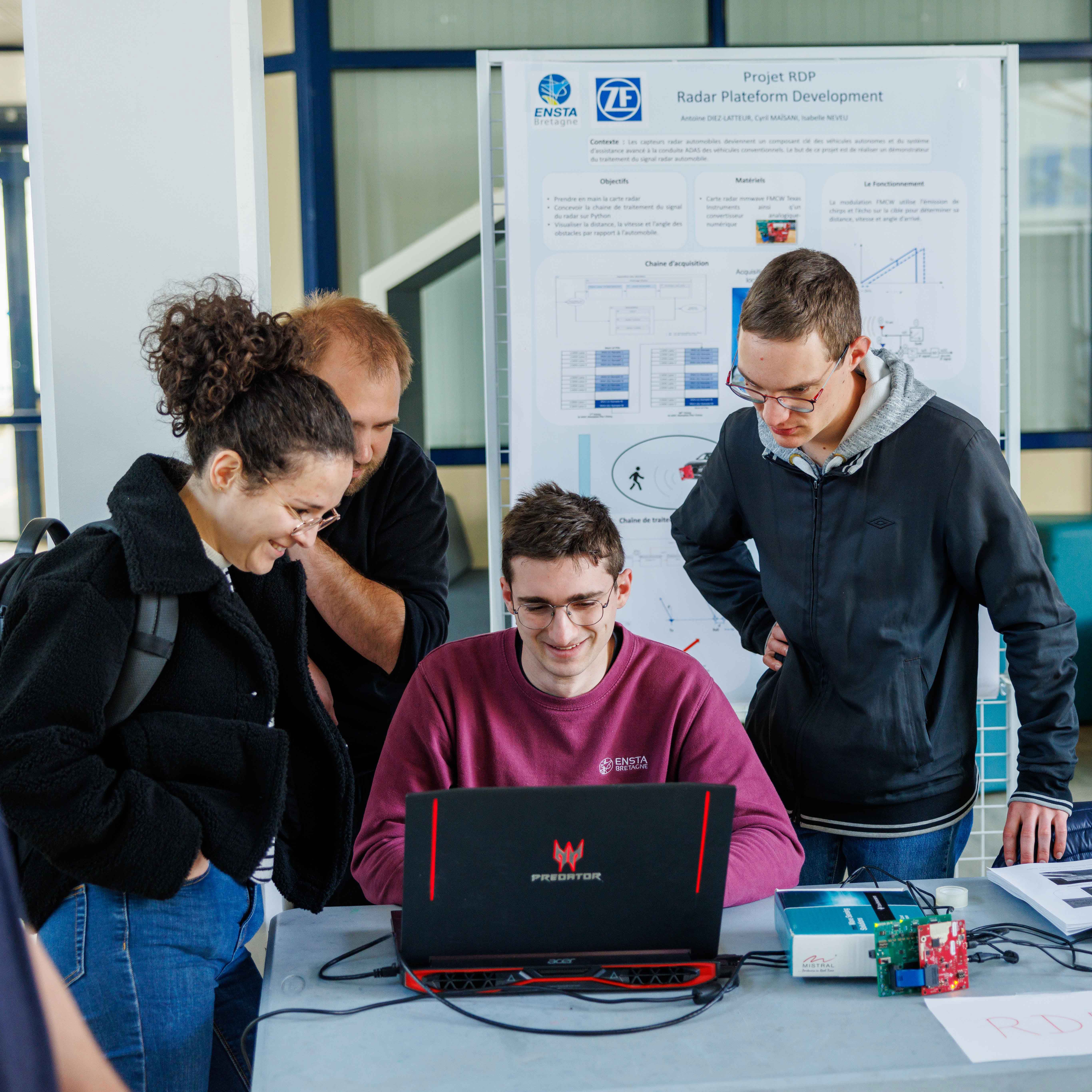 Etudiants regroupés autour d'un ordinateur