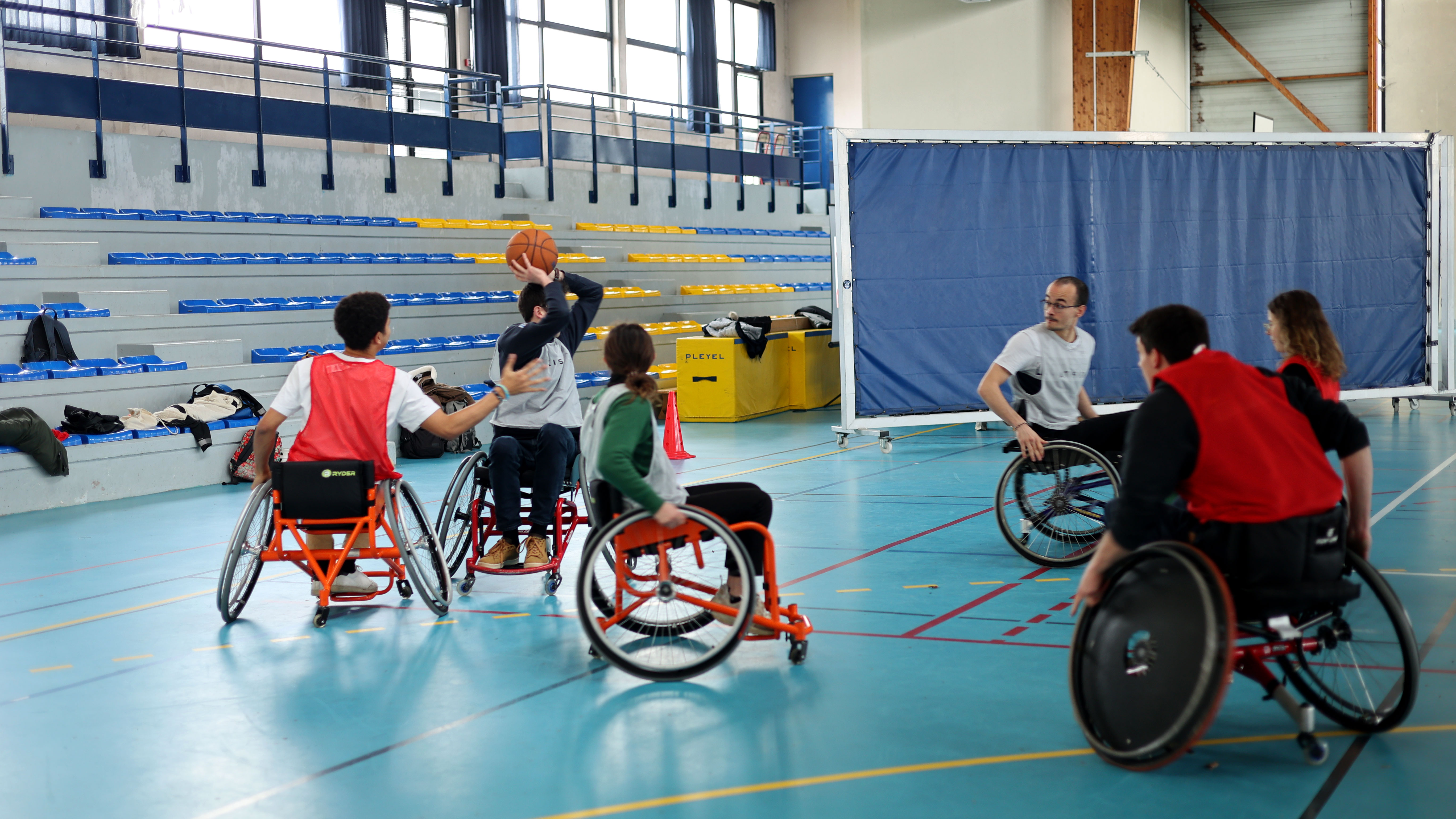 Les élèves s'initient au basket fauteuil