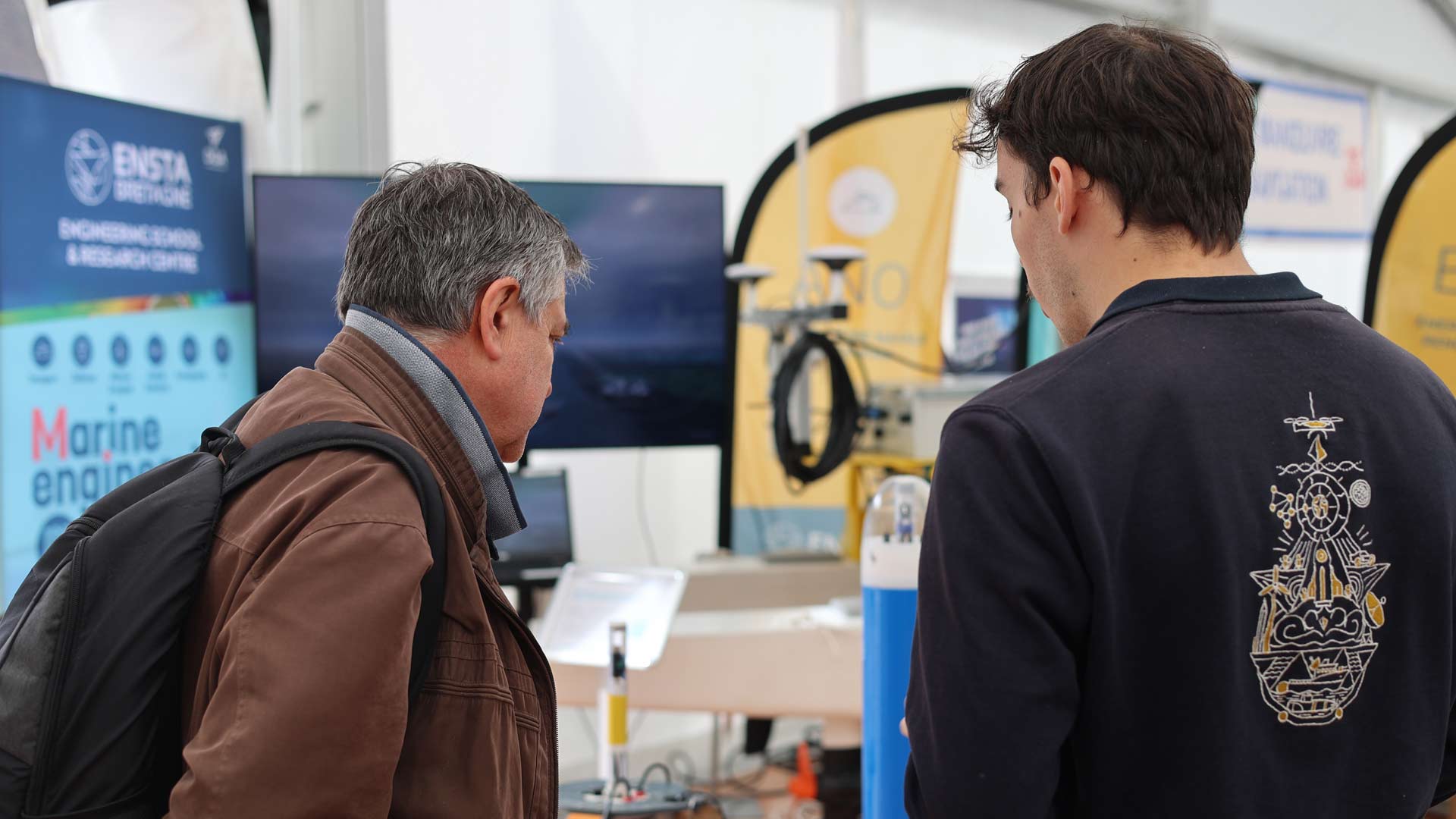 ENSTA Bretagne : échange avec un visiteur sur le stand ENSTA Bretagne aux fêtes maritimes 2024