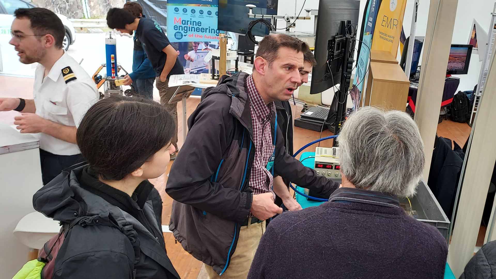 ENSTA Bretagne : démonstration de l'effet des rideaux de bulles lors des fêtes maritimes Brest 2024