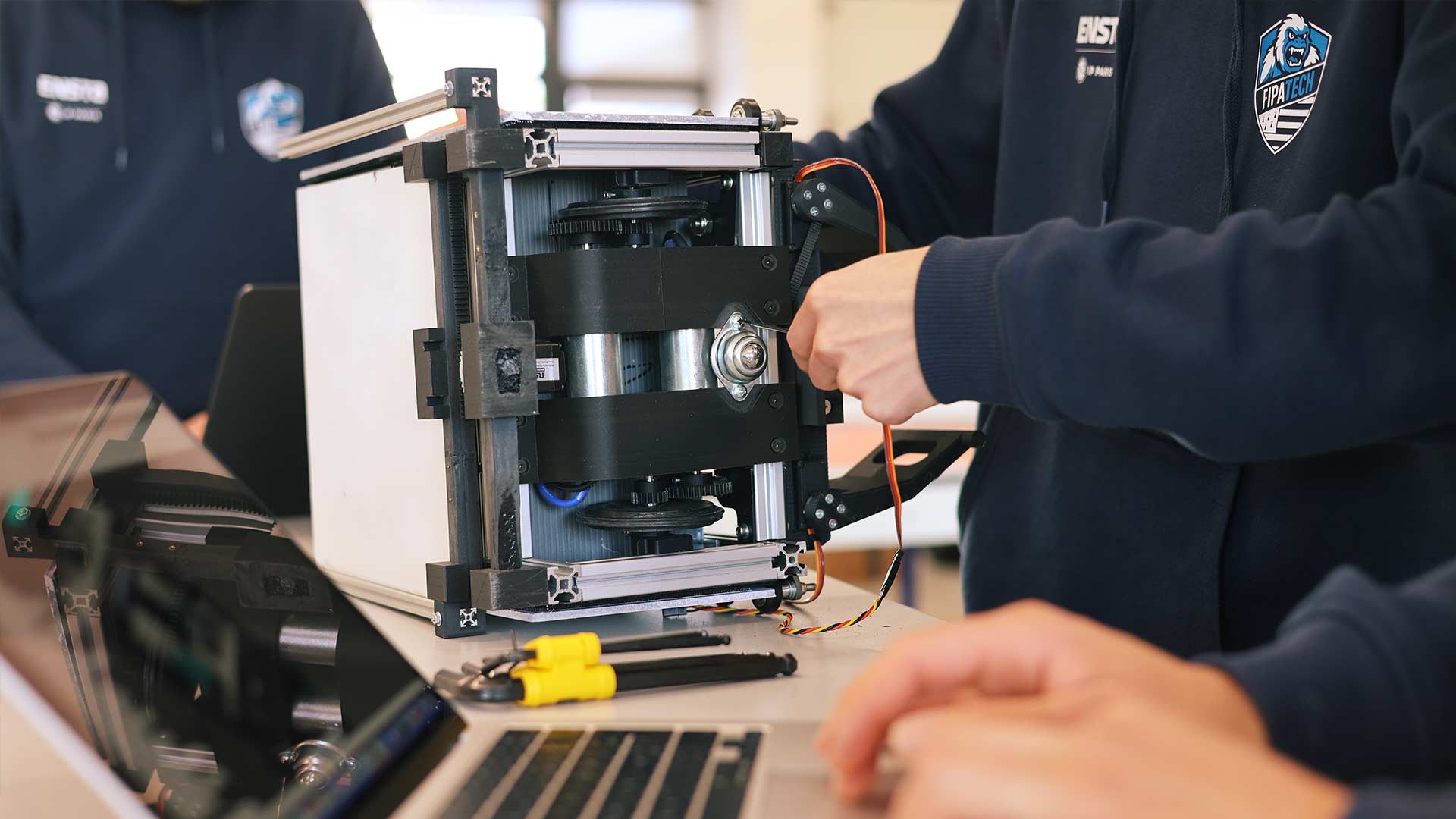 Trois étudiants de l'ENSTA qui travailles sur leur robot en vu de la coupe de France de robotique