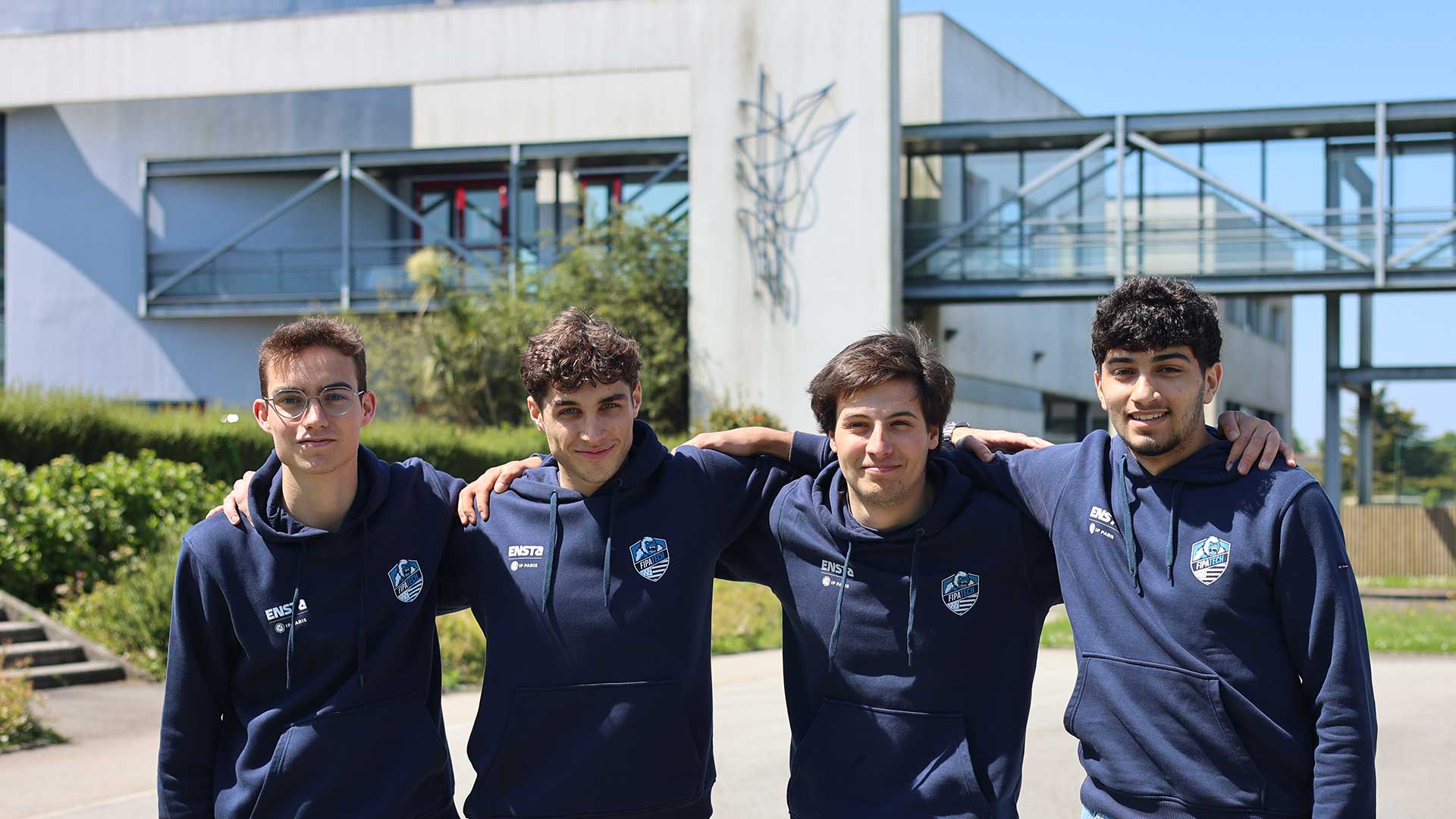 Quatre étudiants ingénieur de l'ENSTA participant à la coupe de France de robotique 