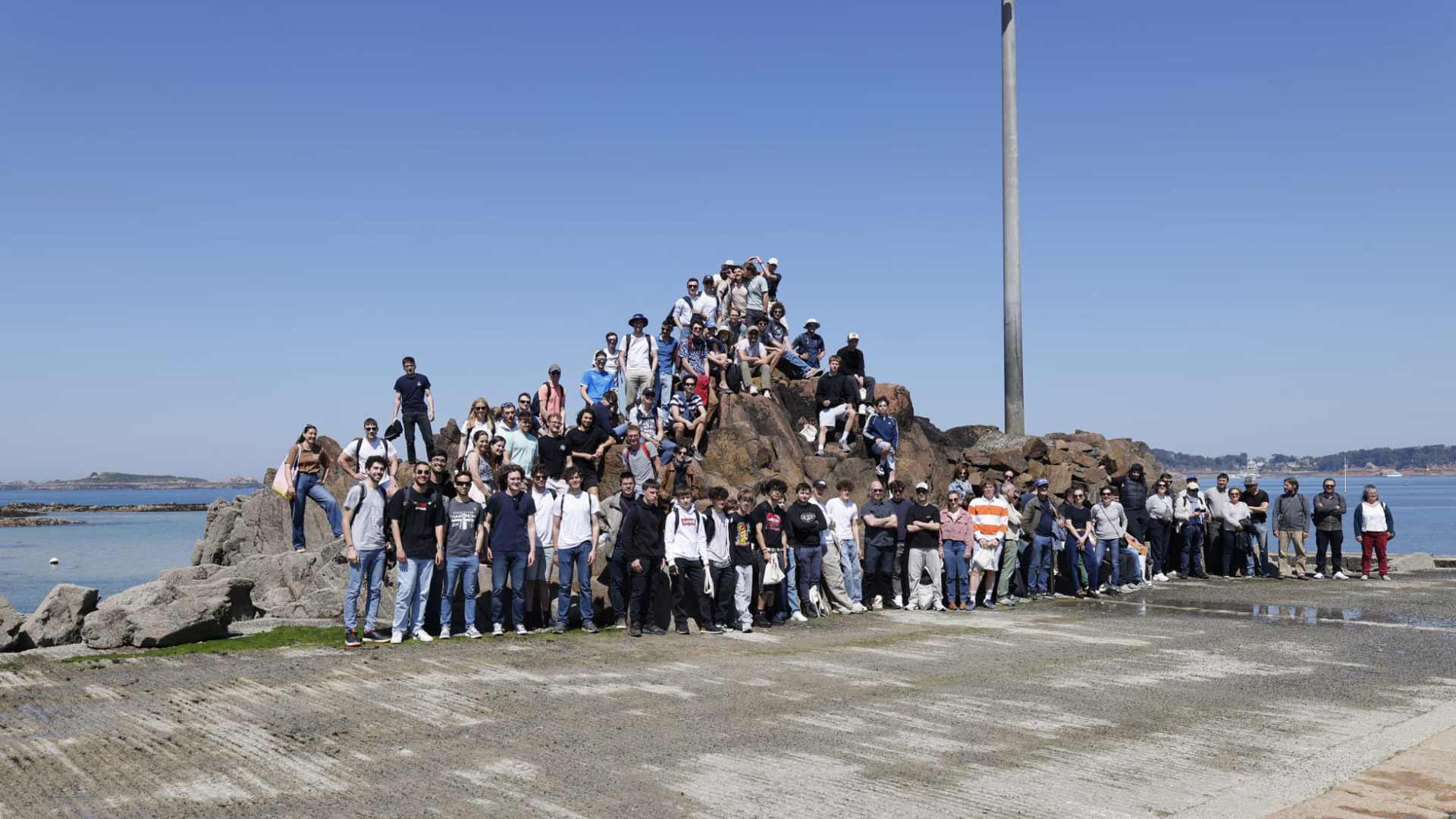 Groupe en visite du parc éolien de St Brieuc avec Iberdrola