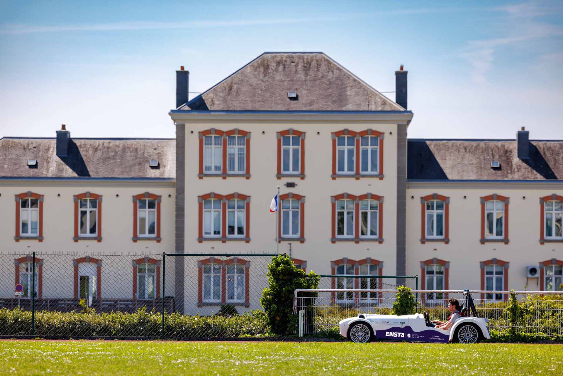Teste du véhicule autonome qui sera présenté au challenge UTAC 2025 sur le campus de l'ENSTA, à Brest