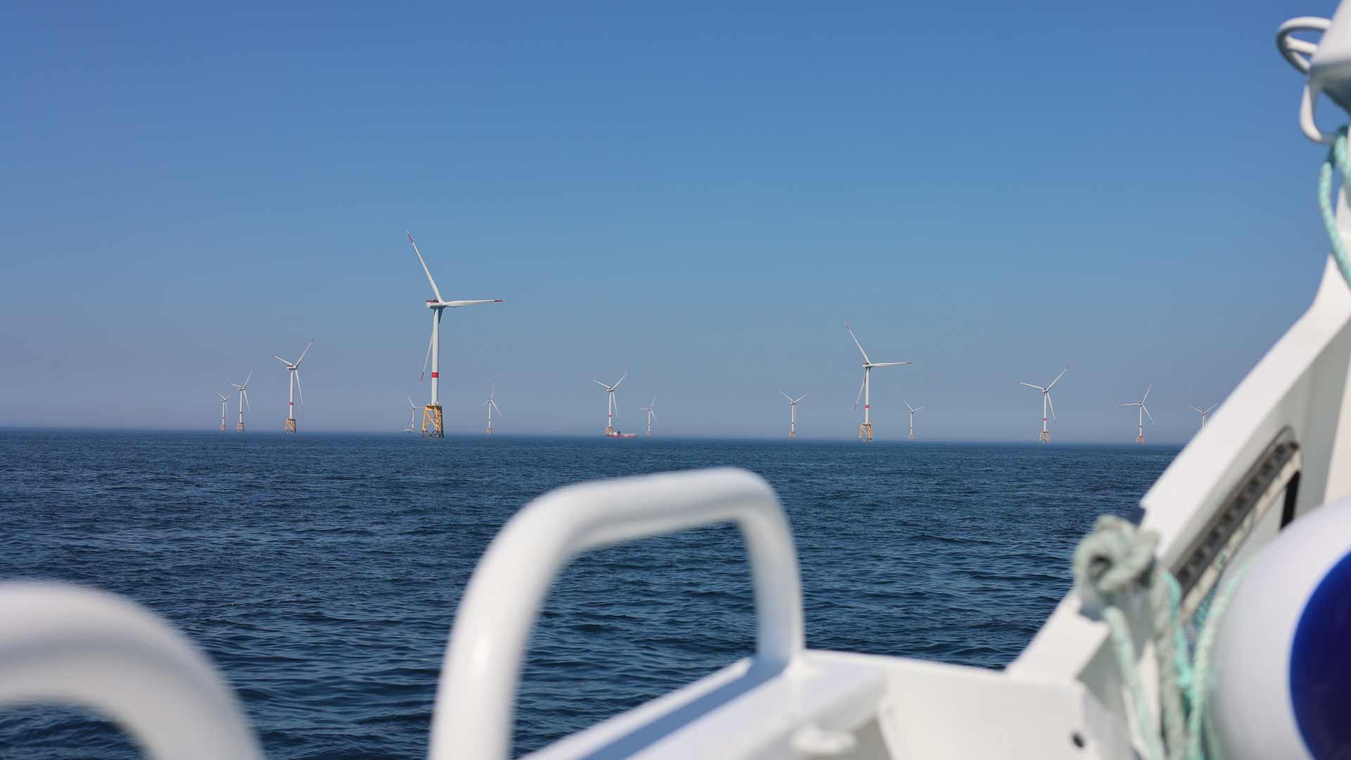Vue, depuis un bateau, du parc éolien en mer de St Brieuc