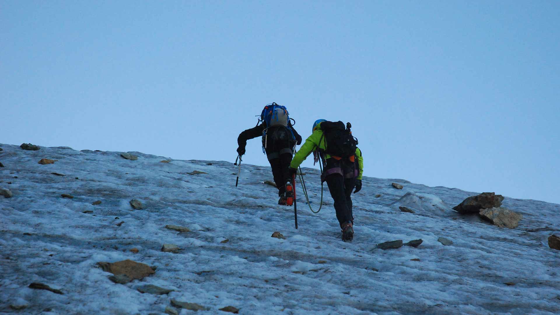 Zoé escalade une montagne dans le cadre d'une expérience à l'international