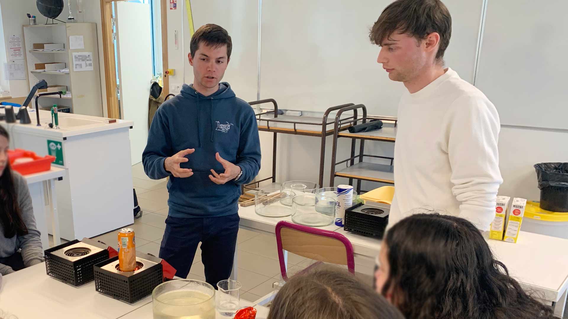 Expériences scientifiques menées avec des collégiens par les élèves-ingénieurs ENSTA