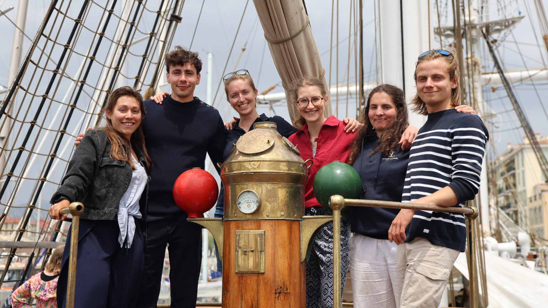 Groupe d'élèves et alumni ENSTA sur le navire OTC25