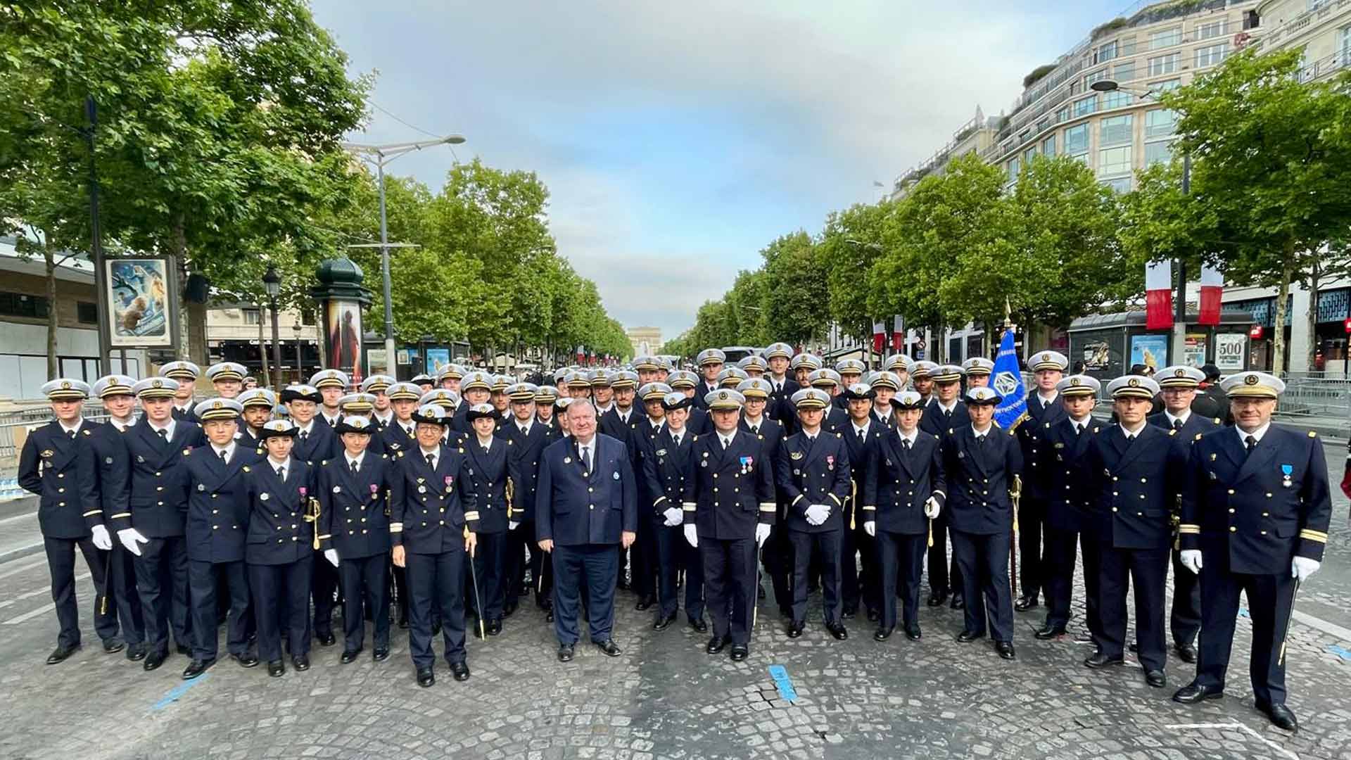 Groupe d'IETA avec le Délégué Générale pour l'Armement avant le défilé, le 14 juillet 2025