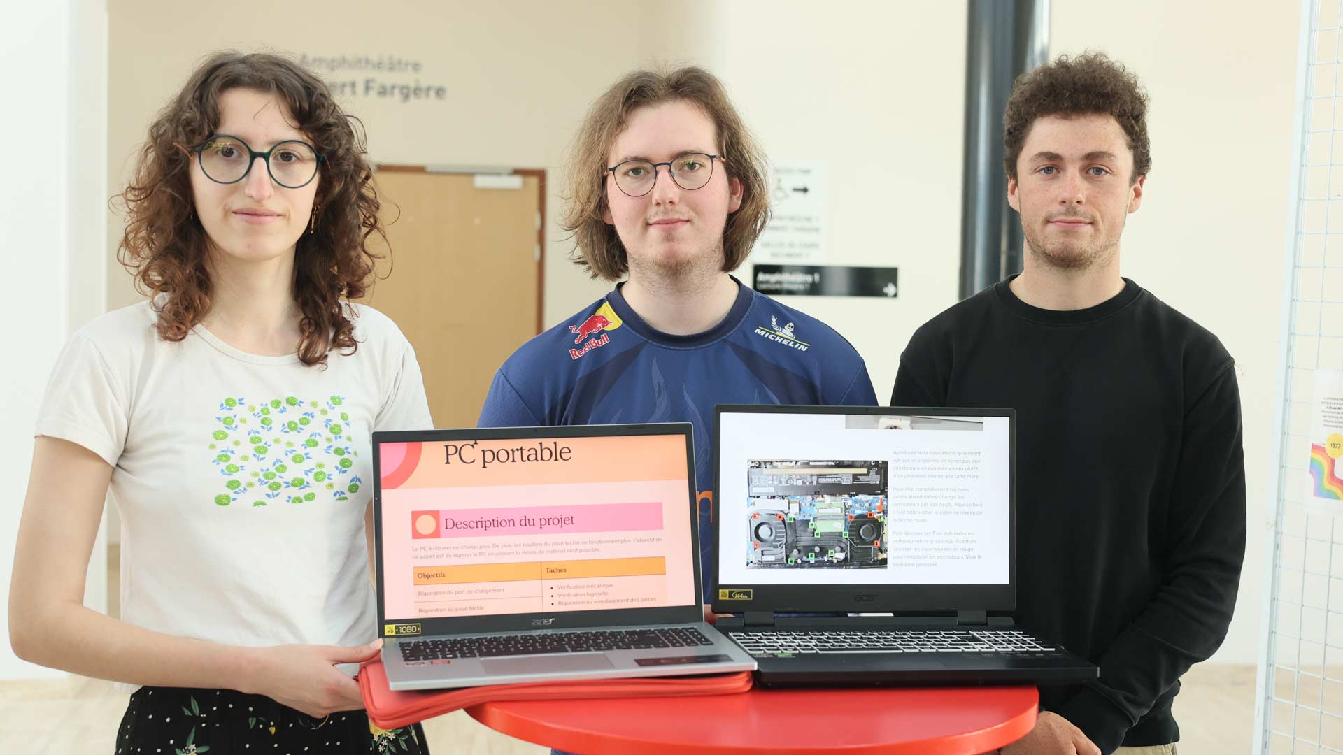 Réparation d'un ordinateur par un groupe d'apprenti-ingénieur