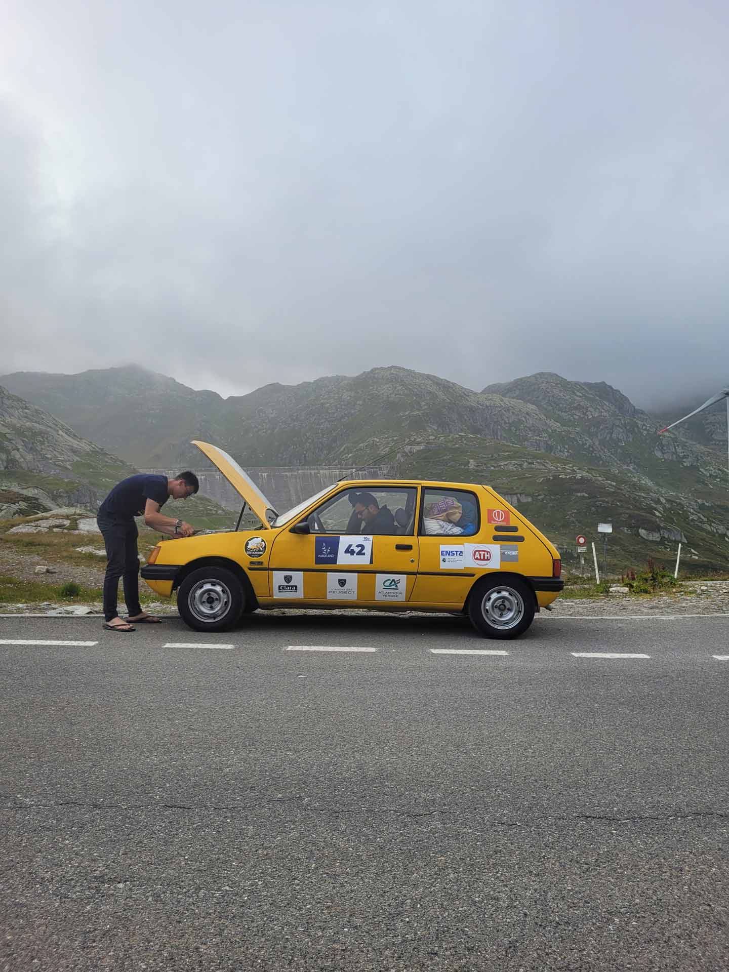 Voiture dans le brouillard lors de l'Europ'Raid