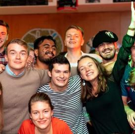 ENSTA Bretagne : Groupe d'étudiants réunis au Foy'z