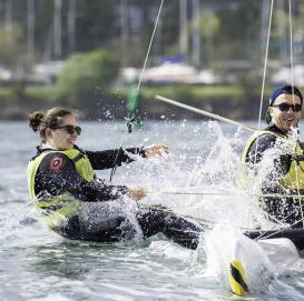 ENSTA Bretagne : une étudiante et un étudiant pratiquent le catamaran au Moulin Blanc à Brest