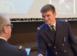 ENSTA Bretagne : remise du diplôme d'ingénieur à un ingénieur des études et techniques de l'armement (IETA)