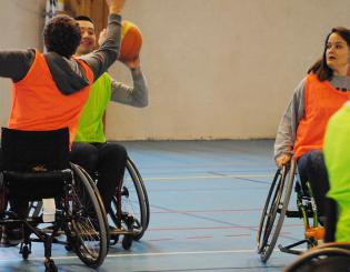 ENSTA Bretagne : ateliers de sensibilisation aux handicaps, basket fauteuil handisport