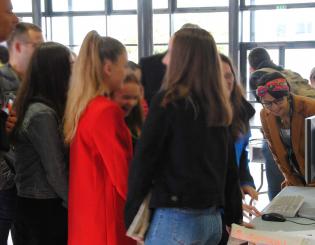 ENSTA Bretagne : présentation des oeuvres numériques réalisées par les collégiennes sous Python