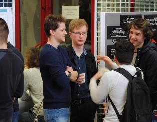 Présentation et échanges devant des posters réalisés sur l'argumentation
